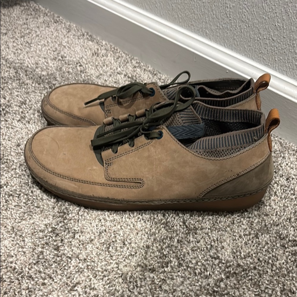 Clarks Tan and Green Sneakers Casual Versatile nature leather Slip-On